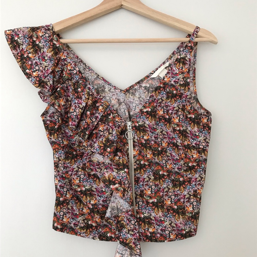Floral print top with ruffle zip